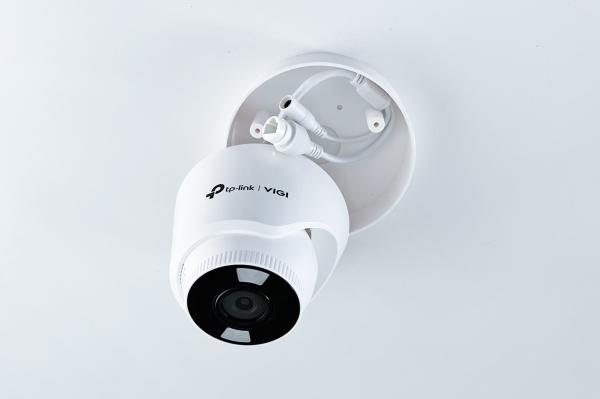 TP-LINK držiak s káblovou krytkou pre kamery VIGI C400/ C440/ C440-W na stenu alebo strop biely 
