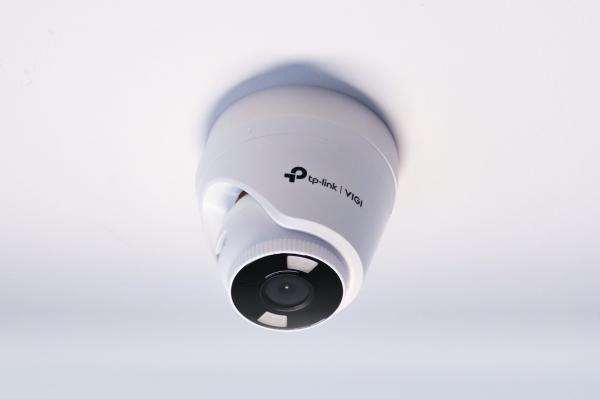 TP-LINK držiak s káblovou krytkou pre kamery VIGI C400/ C440/ C440-W na stenu alebo strop biely 