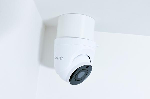 SYNOLOGY držák s krytkou kabelů pro kamery TC500 na stěnu a strop, bílý 