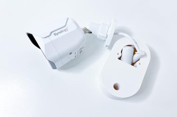 SYNOLOGY držiak s krytkou káblov pre kamery BC500 na stenu a strop, biely 
