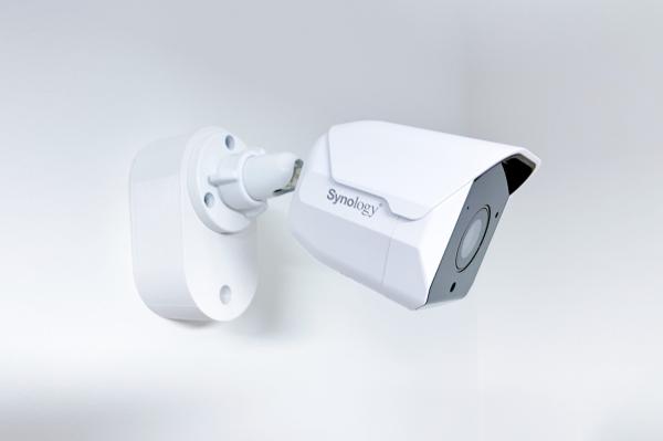 SYNOLOGY držiak s krytkou káblov pre kamery BC500 na stenu a strop, biely 