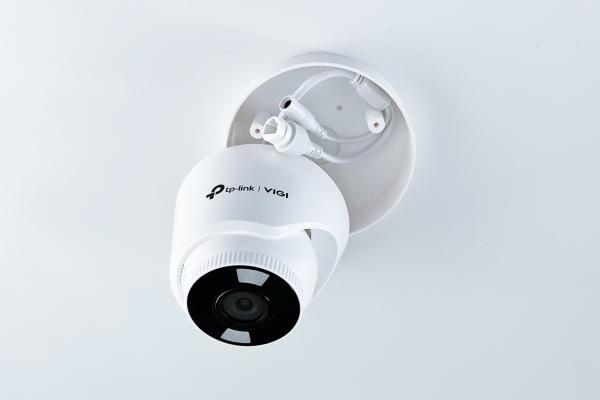 TP-LINK držiak s káblovou krytkou pre kamery VIGI C400/ C440/ C440-W na stenu alebo strop biely 