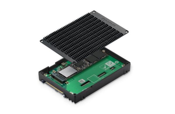 QNAP adaptér QDA-UMP4A (1x M.2 2280 PCIe 4.0 x4 NVMe SSD slot v 2, 5" U.2 PCIe 4.0 NVMe SSD rámčeku)