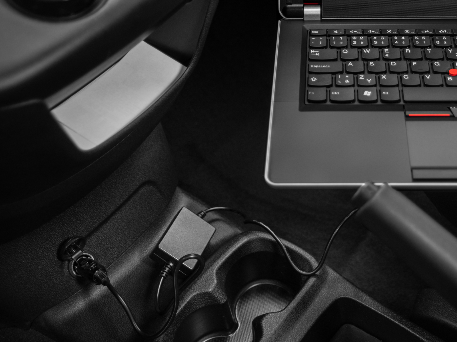 AVACOM QuickTIP-CAR 65W - univerzálny adaptér do auta pre notebooky + 13 konektorov 