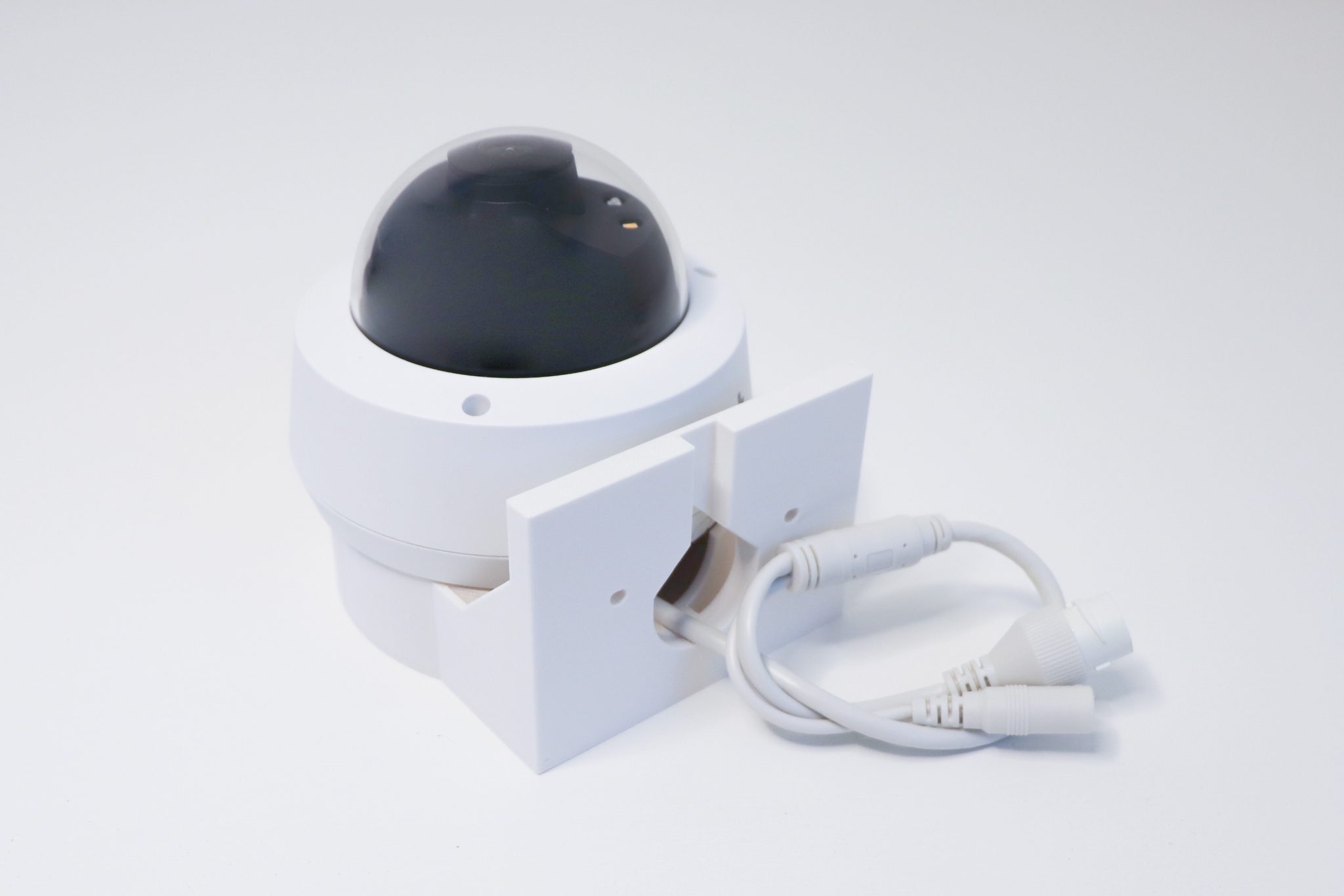 TP-LINK držiak s káblovou krytkou pre kamery VIGI C220/ C230/ C240 na stenu biely 
