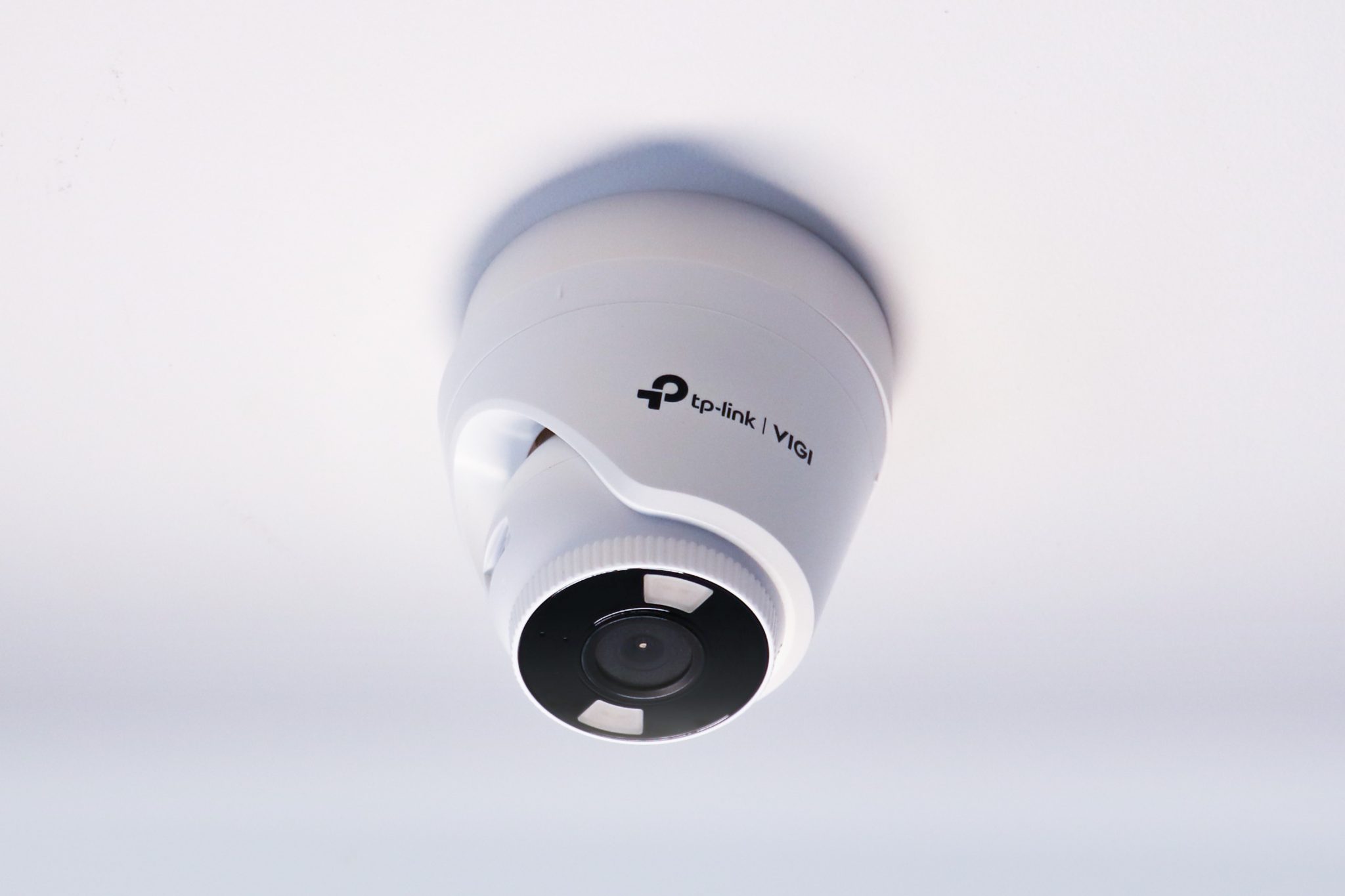 TP-LINK držiak s káblovou krytkou pre kamery VIGI C400/ C440/ C440-W na stenu alebo strop biely 