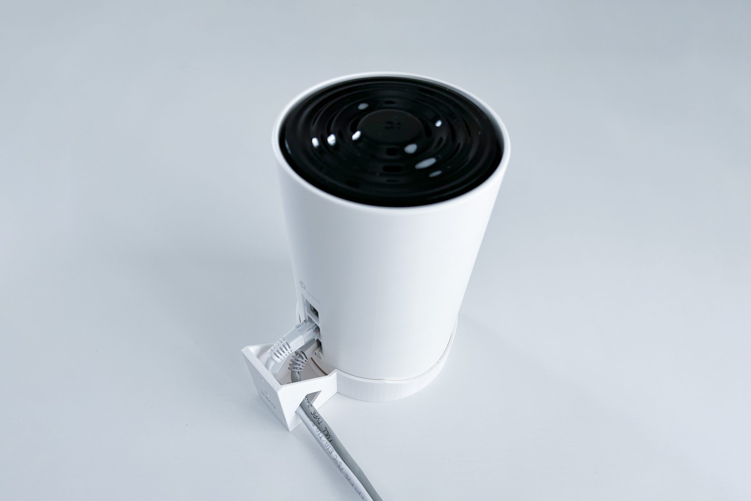 TP-LINK držák s kabelovou krytkou pro kamery VIGI C220/ C230/ C240 na stěnu bílý 