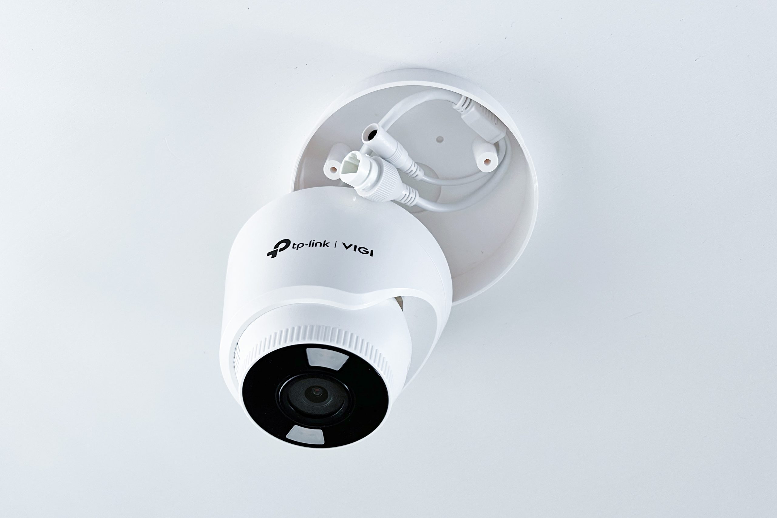 TP-LINK držiak s káblovou krytkou pre kamery VIGI C400/ C440/ C440-W na stenu alebo strop biely 