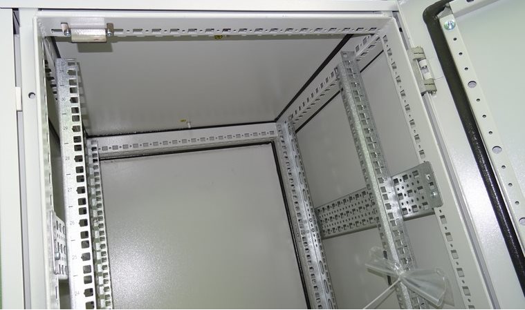 19" vonkajší rozvádzač IP55 30U/ 600mm plech.dvere, 3-bod.zámok 