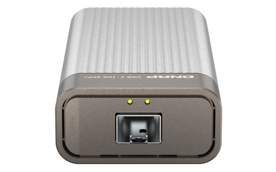 QNAP QNA-UC10G1SF- adaptér USB-C 4 (podpora Thunderbolt 3 a 4) na 10GbE SFP+ (pasívne chladenie) 