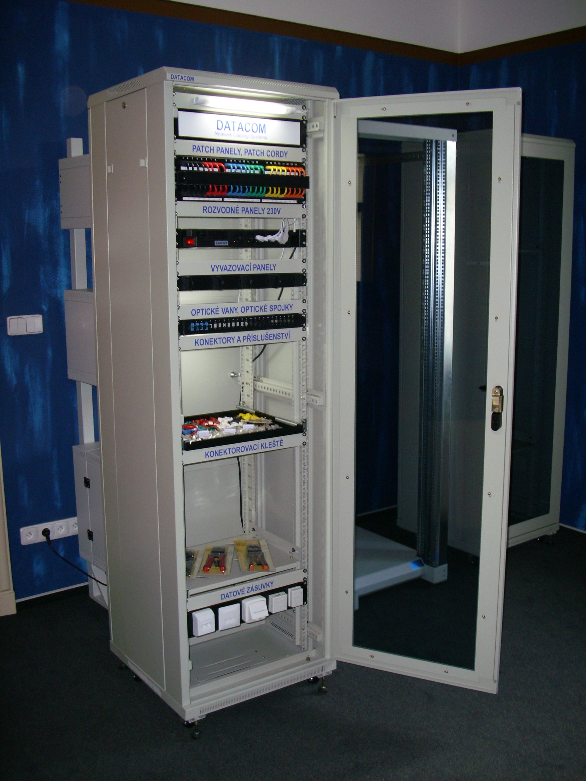Datacom 19" rack stoj. 35U/ 600x600 Rozoberateľný 