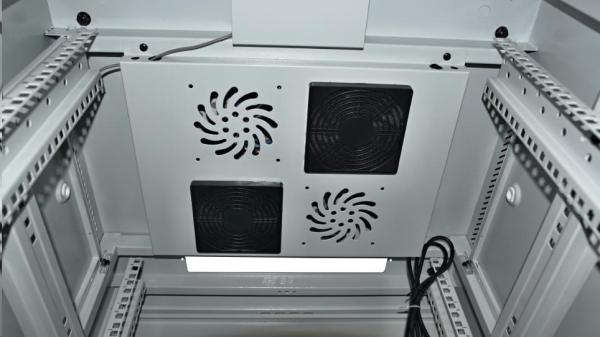 LEXI-Net 19" stojanový rozvaděč 27U 600x600 rozebiratelný,  ventilační jednotka,  termostat,  kolečka,  600kg,  sklo,  šedý2