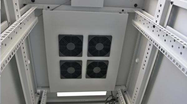 LEXI-Net 19" stojanový rozvaděč 27U 600x800 rozebiratelný,  ventilační jednotka,  termostat,  kolečka,  600kg,  sklo,  šedý2