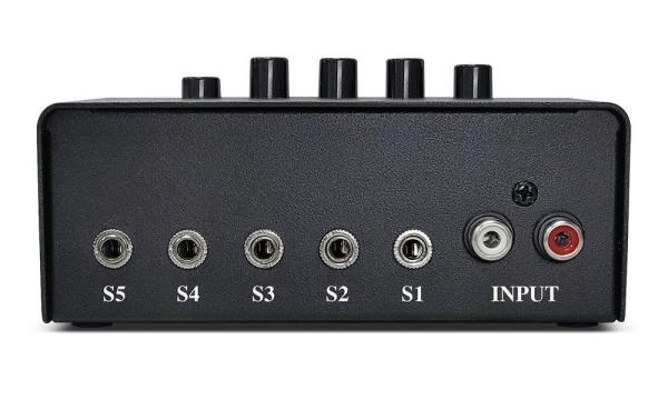 GENIUS Stereo Switching Box,  pro výběr zvukového výstupu až na 5 repro1