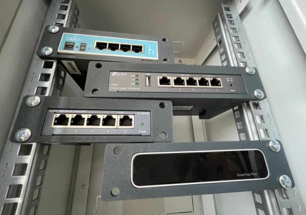 TP-Link D-TP158 Držák do racku pro SG108xx/ SG1006PP/ ER605/ RP108GE,  šedý2