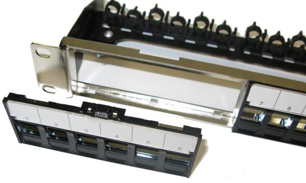 19" modulární stíněný patch panel XtendLan 24port,  4x demontovatelný modul,  černý1