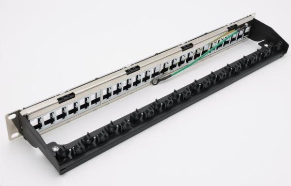 19" modulární stíněný patch panel XtendLan 24port,  4x demontovatelný modul,  černý1