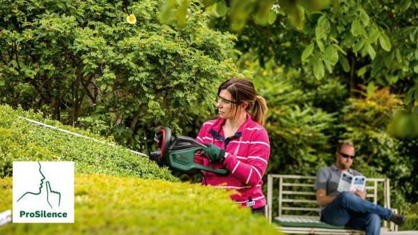 BOSCH UniversalHedgeCut 50,  nůžky na živé ploty,  480 W,  délka čepele 50 cm,  rozteč zubů 26 mm1