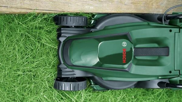 BOSCH EasyMower 18V-32-200,  akumulátorová sekačka na trávu,  18 V,  šířka střihu 32 cm,  výška střihu 20–60 mm,  aku 4.0 Ah2