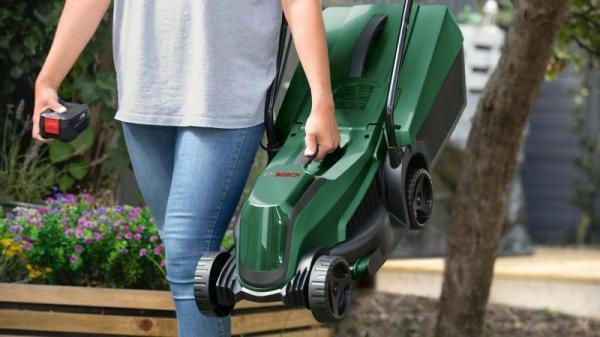 BOSCH EasyMower 18V-32-200,  akumulátorová sekačka na trávu,  18 V,  šířka střihu 32 cm,  výška střihu 20–60 mm,  aku 4.0 Ah4