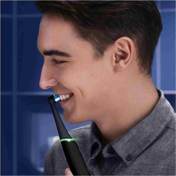 Oral-B iO6 elektrický zubní kartáček,  magnetický,  5 režimů,  displej,  umělá inteligence,  časovač,  černý2