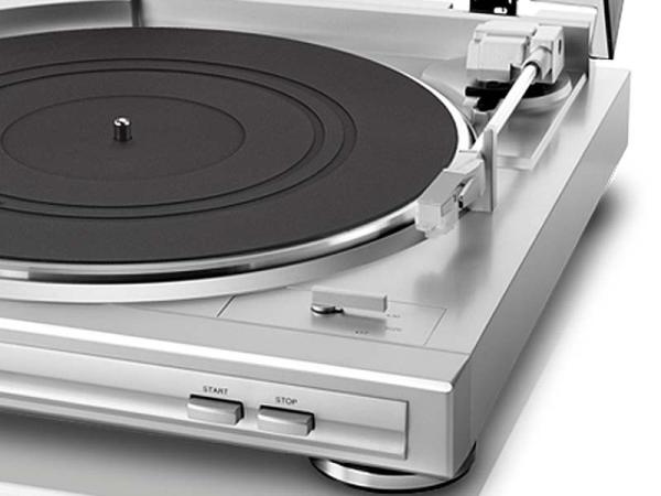 Denon DP-29F plně automatický gramofon,  řemínkový pohon,  zabudovaný MM předzesilovač stříbrný2