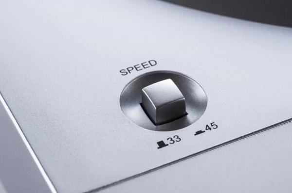 Denon DP-29F plně automatický gramofon,  řemínkový pohon,  zabudovaný MM předzesilovač stříbrný5