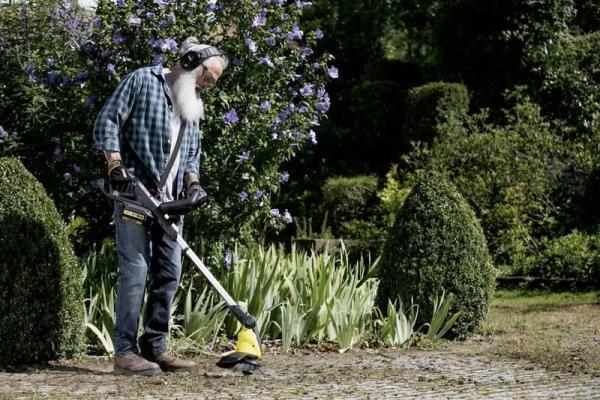 Karcher WRE 18-55 odstraňovač plevele,  nylonové štětiny,  teleskopická tyč,  rotační polokoule (bez baterie)4
