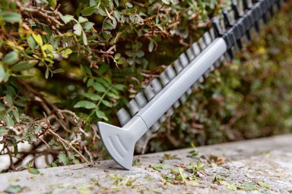 Bosch GHE 18V-60 akumulátorové nůžky na živé ploty,  čepel 60 cm,  rychlost 1500 ot/ min,  nízká hmotnost1
