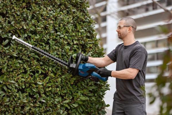 Bosch GHE 18V-60 akumulátorové nůžky na živé ploty,  čepel 60 cm,  rychlost 1500 ot/ min,  nízká hmotnost4