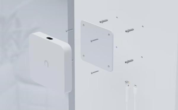 UBNT UACC-FM-17cm,  držák na zeď1