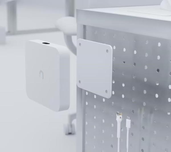 UBNT UACC-FM-17cm,  držák na zeď4