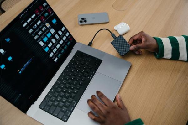 VERBATIM Externí SSD 512GB Store "n" Go Mini Diamond,  USB-C,  černá2