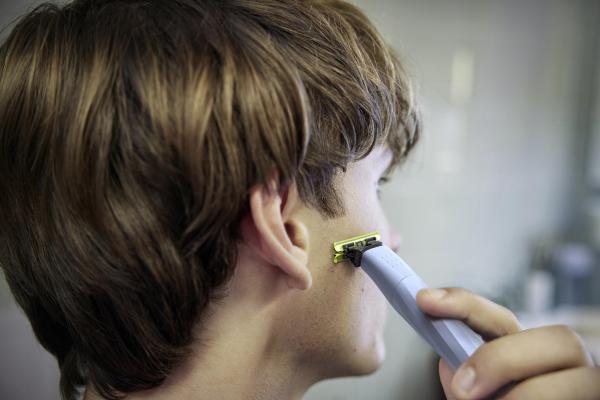 Philips OneBlade First Shave QP1324/ 20 zastřihovač,  Ni-MH baterie,  vodotěsný,  USB-A9