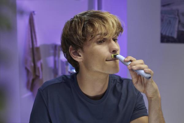 Philips OneBlade First Shave QP1324/ 20 zastřihovač,  Ni-MH baterie,  vodotěsný,  USB-A4