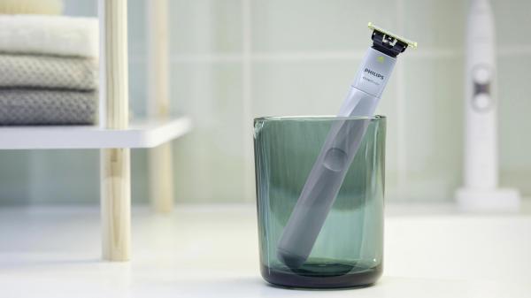 Philips OneBlade First Shave QP1324/ 20 zastřihovač,  Ni-MH baterie,  vodotěsný,  USB-A7