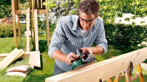 Bosch PHO 2000 hoblík, šířka 82 mm, aretace proti zapnutí, ochranná botka, oboustranné vyhazování hoblin4