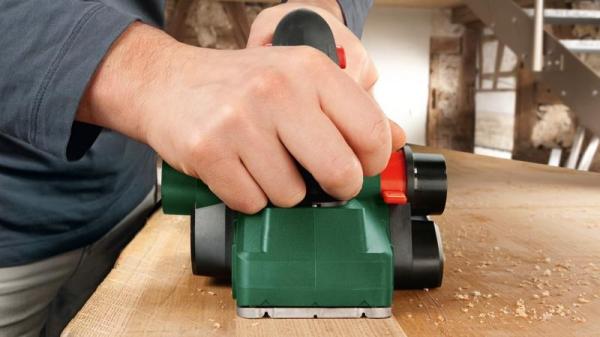 Bosch PHO 2000 hoblík, šířka 82 mm, aretace proti zapnutí, ochranná botka, oboustranné vyhazování hoblin5