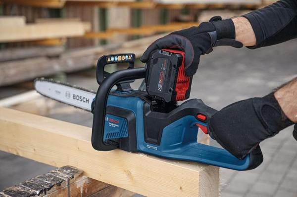 Bosch GKE 18V-40 řetězová pila,  rychlost řetězu 12.40 m/ s,  BITURBO,  kryt řetězu,  40cm lišta7
