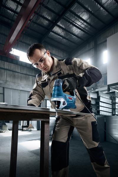 Bosch GST 750 kmitací pilka, 520 W, hloubka řezu ve dřevě	75 mm, stopka T, příruční kufr2