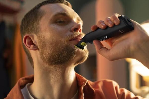 Philips OneBlade Pro 360 QP6542/ 15 zastřihovač,  voděodolný,  3 nástavce,  akumulátorový provoz6