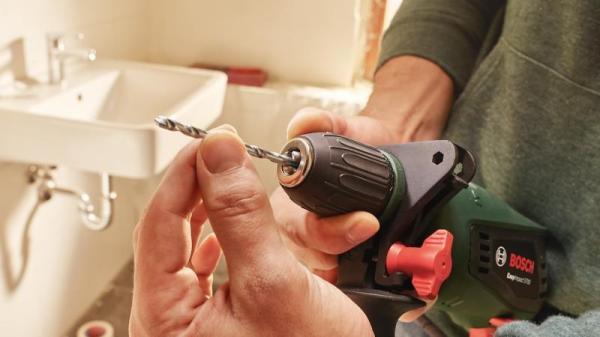 Bosch UniversalImpact 730 příklepová vrtačka,  730 W,  průměr do oceli 12 mm,  do dřeva 30 mm,   do zdiva 14 mm4