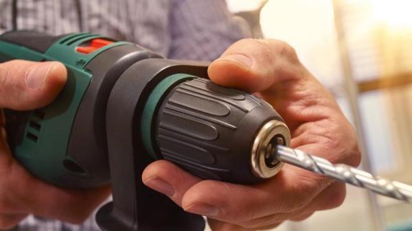 Bosch UniversalImpact 730 příklepová vrtačka,  730 W,  průměr do oceli 12 mm,  do dřeva 30 mm,   do zdiva 14 mm5