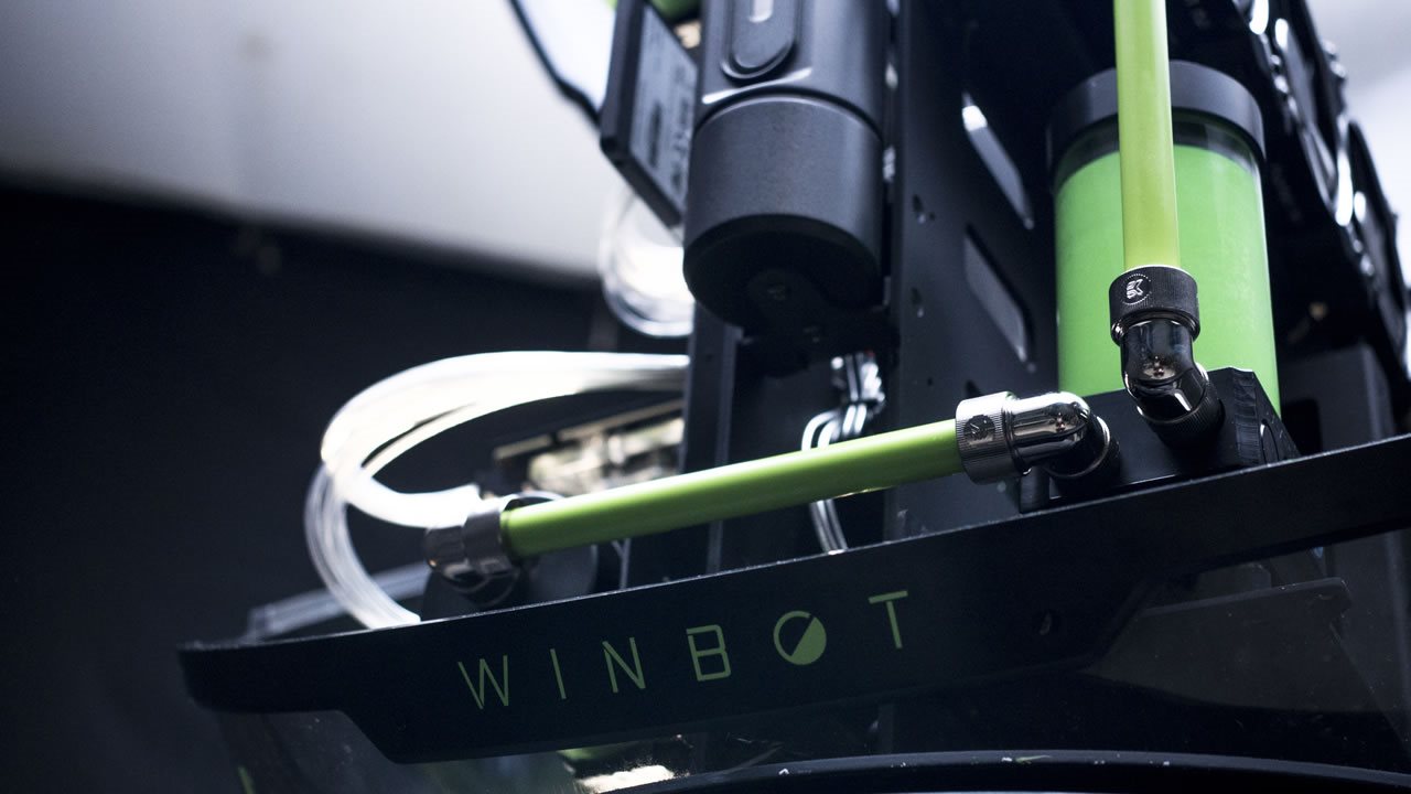 Skriňa Winbot IN WIN,  čierna/ červená,  bez napájania,  360 úžasných vynálezov10 