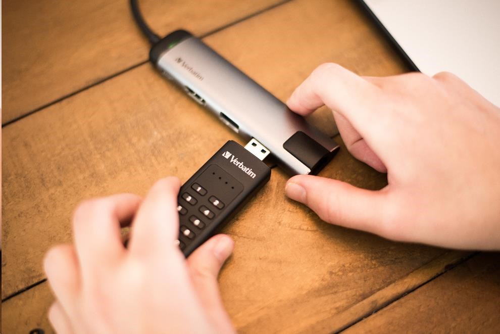 VERBATIM USB 3.0 Disk 128 GB - Zabezpečená klávesnica (R:160/ W:150 MB/ s) GDPR2 