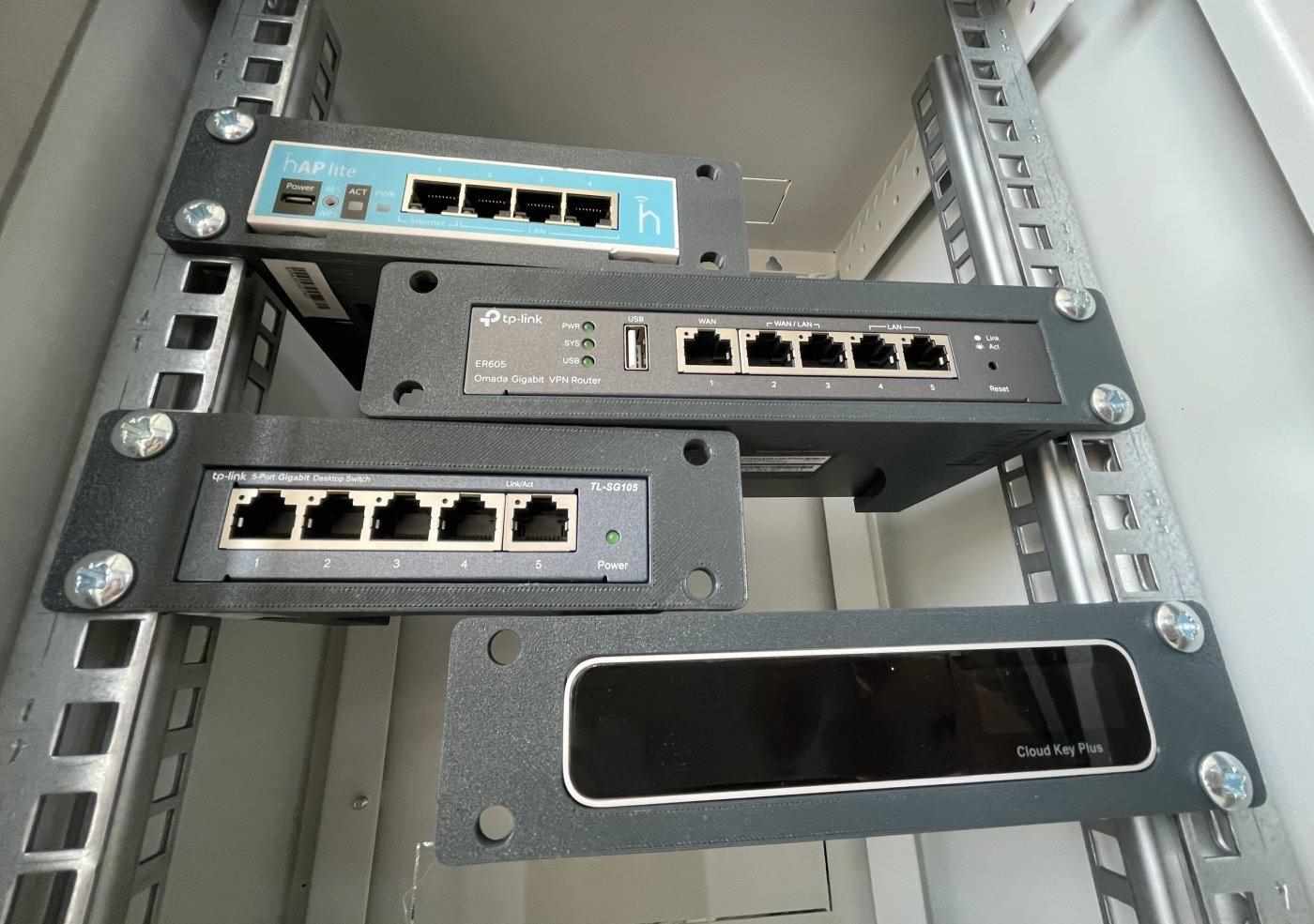 TP-Link D-TP158 Držák do racku pro SG108xx/ SG1006PP/ ER605/ RP108GE,  šedý2 