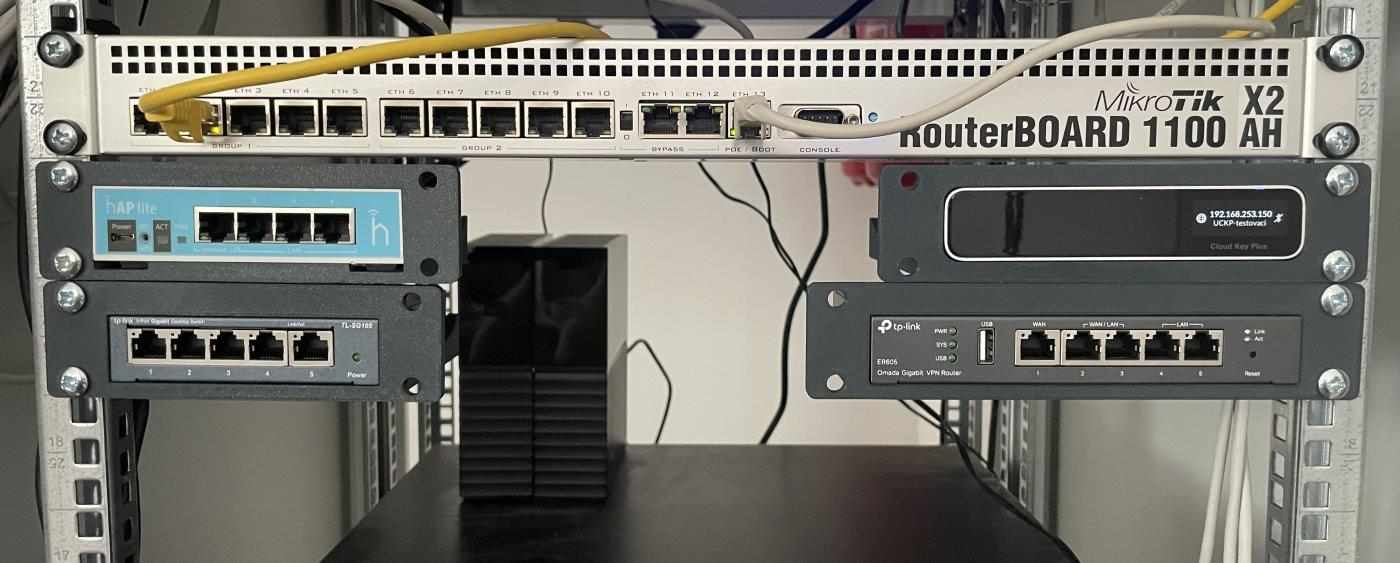 TP-Link D-TP100 Držák do racku pro OC200/SF1005xx/SG105xx/SG1005xx, šedý1 