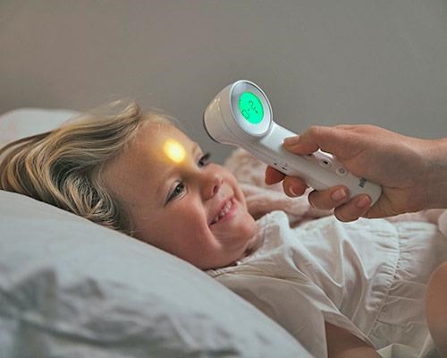 Braun BNT400WE bezkontaktní teploměr,  Age Precision,  tichý režim,  podsvícený displej,  bílý3 