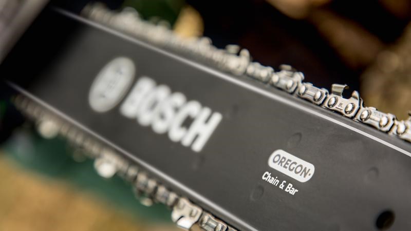 BOSCH UniversalChain 35,  řetězová pila,  1.800 W,  lišta 35 cm,  rychlost řezu 12 m/ s,  1x řetěz2 