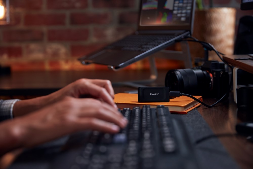 Kingston Externí SSD 1TB XS1000,  USB 3.2,  černá5 
